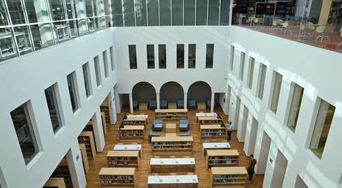 Wnętrze otwartej po przebudowie Biblioteki Publicznej m.st. Warszawy-Biblioteki Głównej Województwa Mazowieckiego