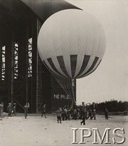 lata 30-te, Legionowo, Polska. Balon kulisty przed hangarem. Miejscowy 2. Batalion Balonowy dysponował obszernym portem balonowym.