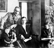 Józef Piłsudski z żoną Aleksandrą oraz córkami Jadwigą (trzyma lalkę) i Wandą. Sulejówek, 1928