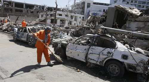 Sprzątanie ulicy w miejscu zamachu bombowego w Kabulu