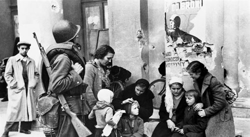 Polski żołnierz i uchodźcy w Warszawie, wrzesień 1939 - fotografia Juliena Bryana