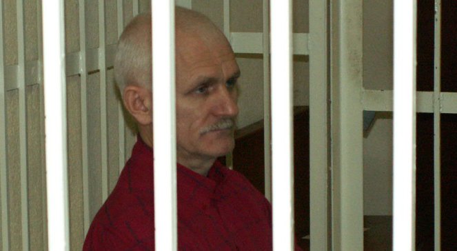 Aleś Bialacki podczas procesu 24 listopada 2011 roku