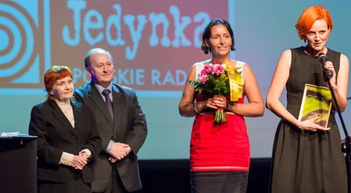 Agnieszka Kunikowska (P) i Agnieszka Ciecierska (L) odbierają tytuł Kuźni Mistrzów Mowy Polskiej dla audycji Jedynka Dzieciom (2015 r.)