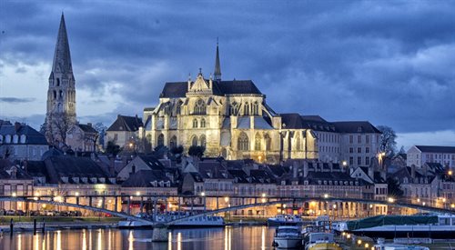 Wieczorny widok Auxerre, jednego z najpiękniejszych burgundzkich miast (zdj. ilustracyjne)