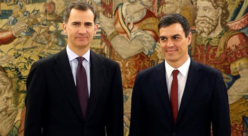 Król Hiszpanii Felipe VI (L)  oraz lider Hiszpańskiej Socjalistycznej Partii Robotniczej Pedro Sanchez (P)
