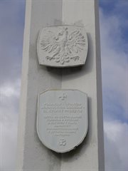 Polski pomnik pamięci więźniów GUŁagów w Workucie. Na białym krzyżu widnieje tablica z polskim godłem oraz napis: 