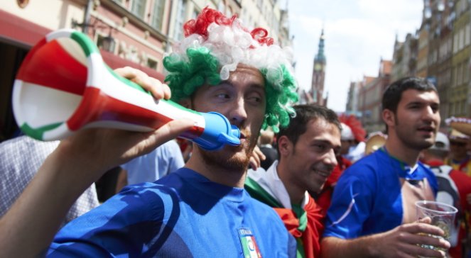 Włoscy kibice bawią się na Starym Mieście w Gdańsku, w oczekiwaniu na mecz piłkarskich mistrzostw Europy z Hiszpanią.