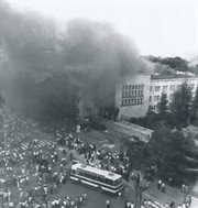 Demonstranci długie godziny czekali na spotkanie z kierownictwem partii. Gdy okazało się, że władze nie chcą rozmawiać, a partyjne kierownictwo uciekło, robotnicy zniszczyli budynek, który symbolizował znienawidzone władze. Radom, 25 czerwca 1976 