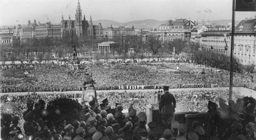 Hitler ogłasza Anschluss Austrii na Heldenplatz (Plac Bohaterów), Wiedeń, 15 marca 1938 roku.