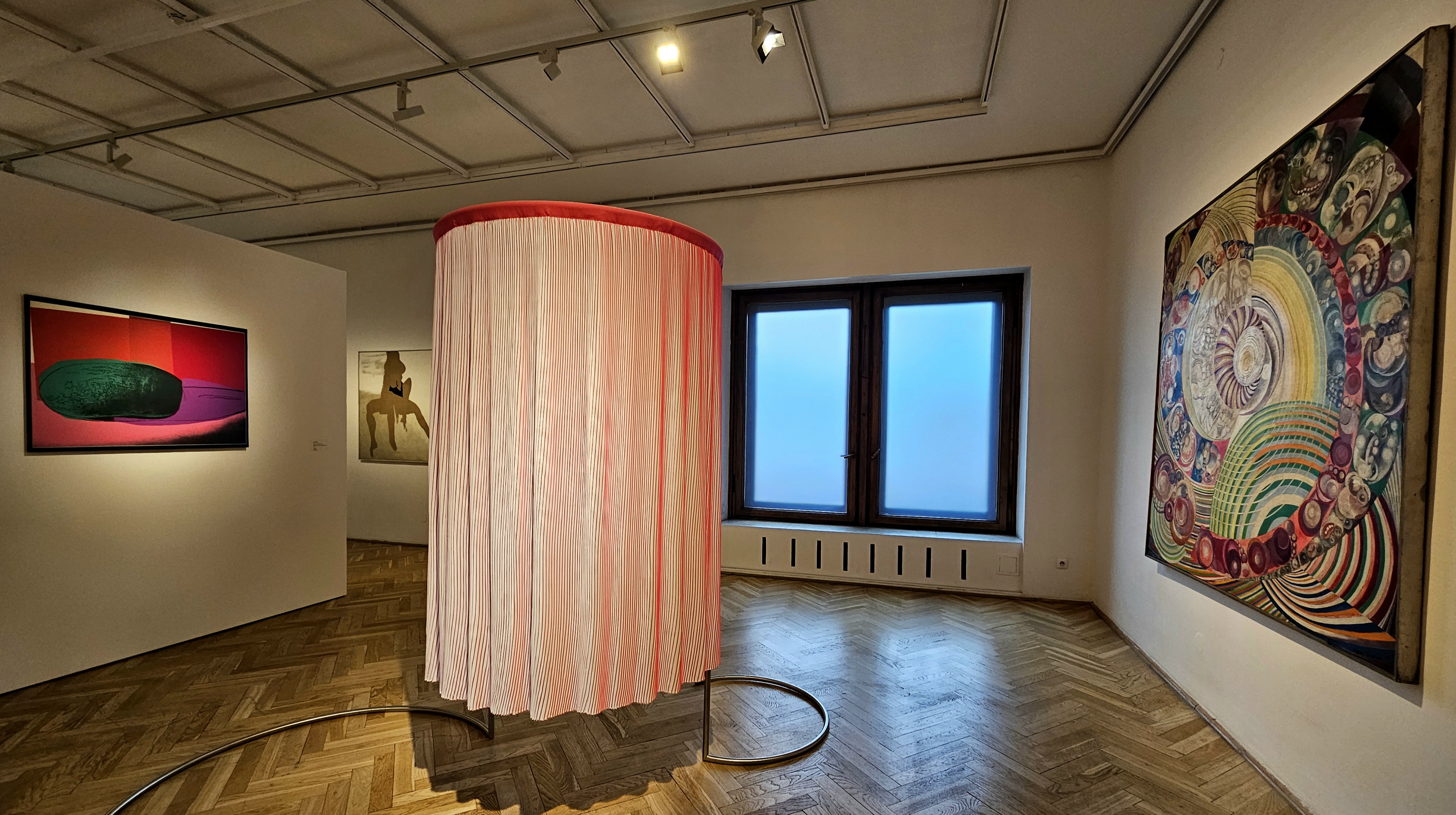 Die Ausstellung „Widzenie ciałem” ist noch bis zum 5. Mai 2024 in der Warschauer Studio-Galerie zu sehen.
