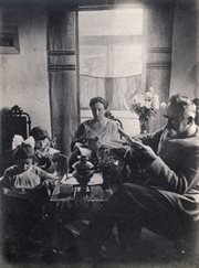 Józef Piłsudski z żoną i córkami w dworku 