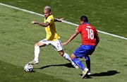 Brazylijczyk Dani Alves w pojedynku z obrońcą Chile, Gonzalo Jarą