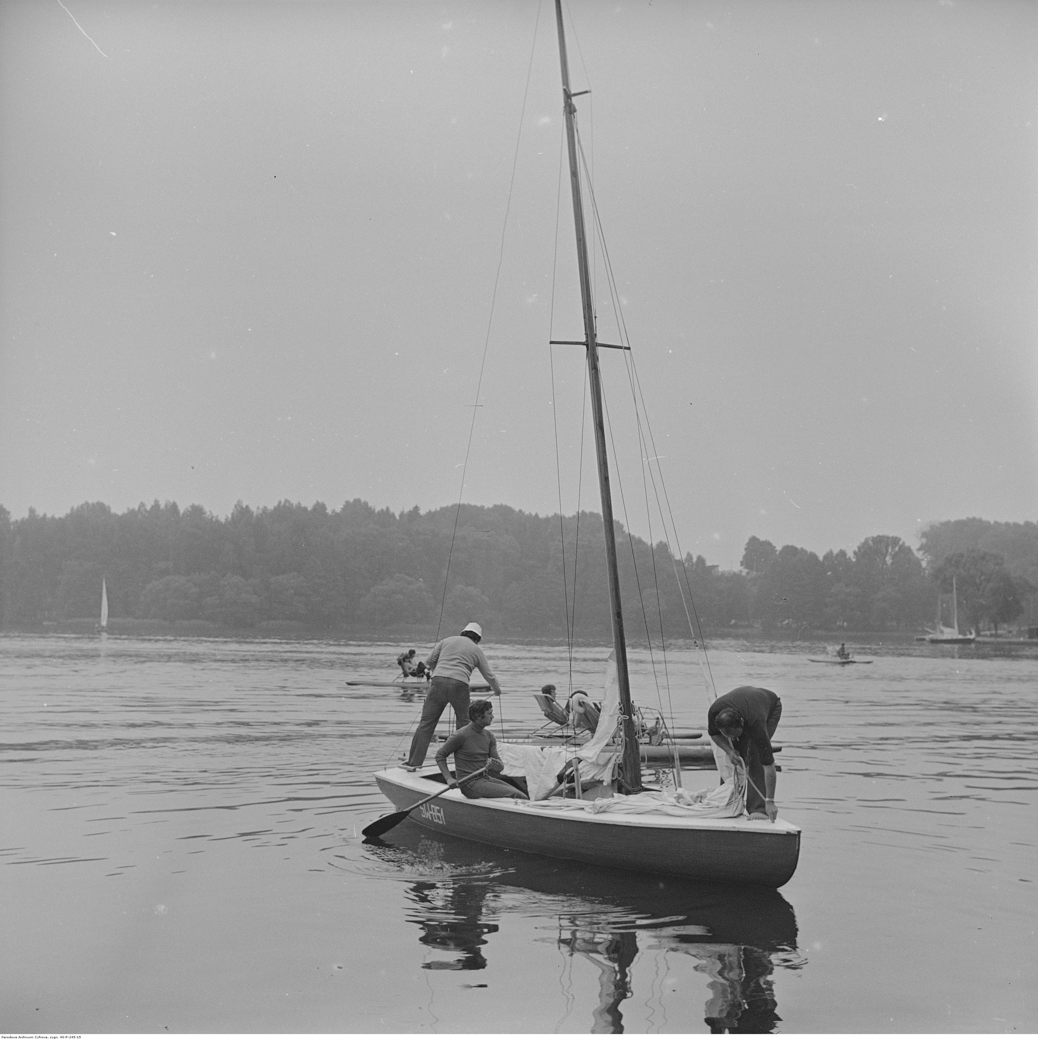Żeglarze płynący jachtem na Jeziorze Mikołajskim, 1978 rok. NAC