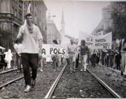 Demonstracja Solidarności Walczącej w Warszawie w 1987 roku z udziałem m.in. Grup Wykonawczych Solidarności Walczącej. Na pierwszym planie z flagą – Jacek Guzowski, na drugim planie Seweryn Jaworski.