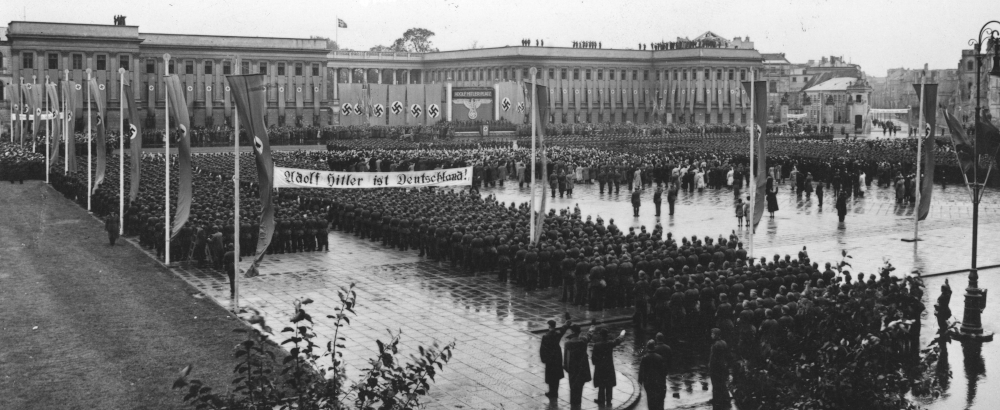 Niemieckie uroczystości z okazji pierwszej rocznicy wybuchu II wojny światowej przed Pałacem Saskim połączone z przemianowaniem placu Piłsudskiego w Warszawie na Adolf Hitler Platz. Fot. Narodowe Archiwum Cyfrowe