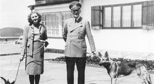 Ewa Braun i Adolf Hitler z psami w Berghof (1942), źr. Bundesarchiv, WikipediaCreativeCommons
