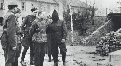 Rudolf Hoess - komendant niemieckiego obozu koncentracyjnego Auschwitz-Birkenau. Członek NSDAP i SS. Był sądzony przez Najwyższy Trybunał Narodowy w Warszawie. Został skazany na karę śmierci. Wyrok wykonano 16 kwietnia 1947 przez powieszenie na terenie obozu w Auschwitz.