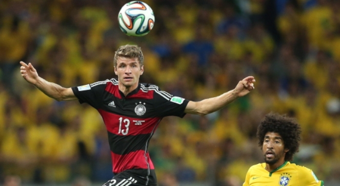 Thomas Mueller (z lewej) i Dante podczas meczu Brazylia - Niemcy