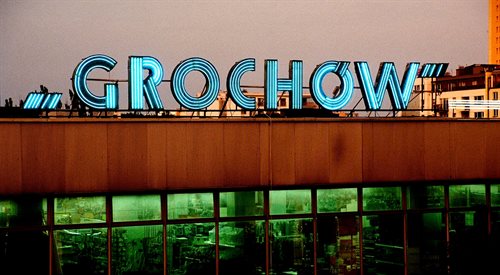 Fragment neonu na budynku Universamu Grochów