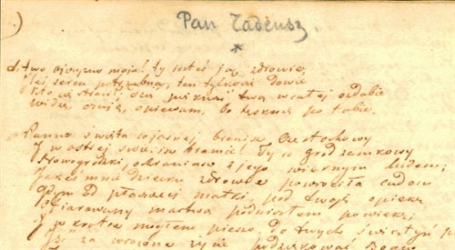 Fragment pierwszej karty poematu na wystawie Historia rękopisu Pana Tadeusza  teksty, konteksty, realia (Zakład Narodowy im. Ossolińskich)