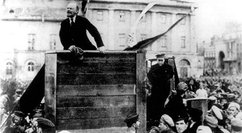 Lenin przemawia, oparty o trybunę Lew Trocki, Plac Teatralny w Moskwie, 5 maja 1920