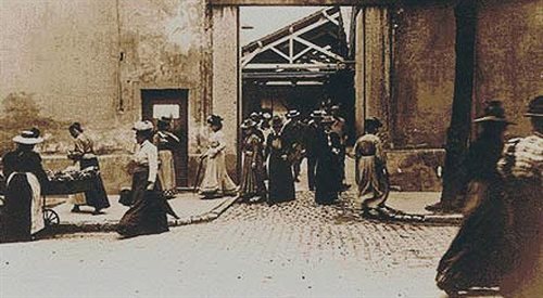 Wyjście robotników z fabryki Lumire w Lyonie. Kadr z pierwszego filmu pokazanego publicznie