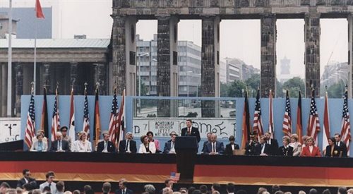 Prezydent USA przemawia pod Bramą Brandenburską