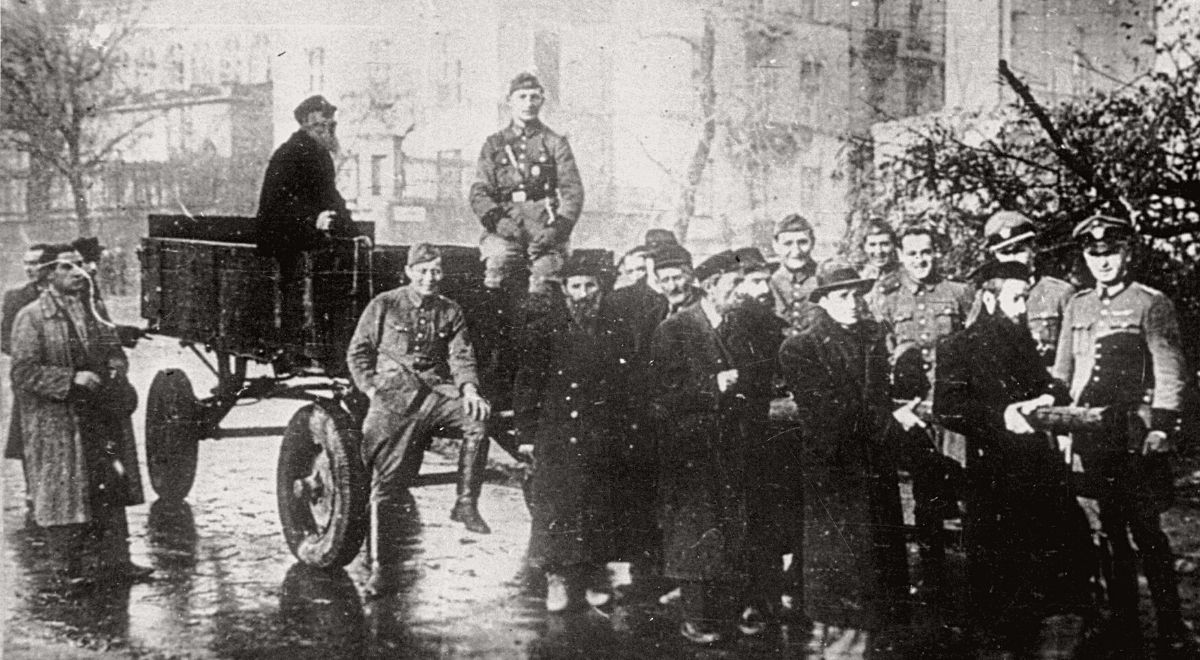 Niemcy nadzorujący Żydów podczas pracy przymusowej. Zdjęcie pochodzi z 1939 bądź 1940 roku