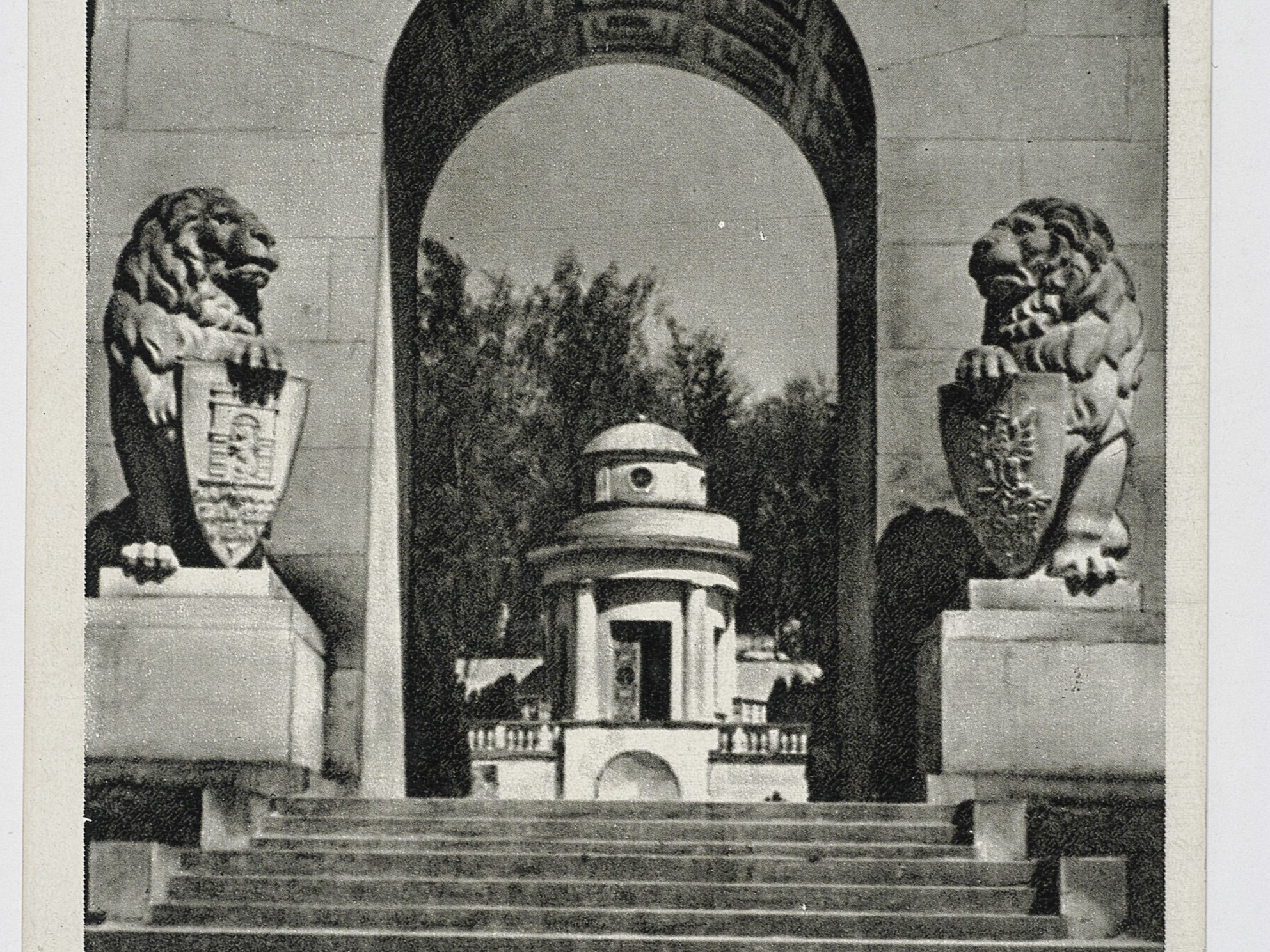 Lwy z Cmentarza Obrońców Lwowa na pocztowce z 1930 roku. Źródło: Polona/Domena publiczna
  