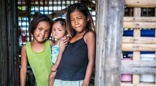 Dzieciaki z wyspy Baliguian, zniszczonej przez tajfun Yolanda w listopadzie 2013.