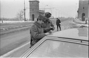 Wojskowy patrol kontroluje samochody na moście Poniatowskiego. Warszawa, 13.12.1981
