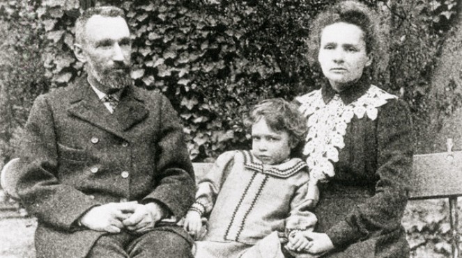 Maria Skłodowska Curie i Pierre  i Irene.jpg