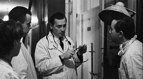 Lekarze, który brali udział w pierwszej w Polsce transplantacji nerki, która zakończyła się sukcesem w styczniu 1966 roku.