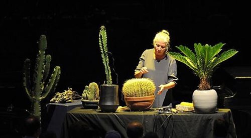 Robyn Schulkowsky gra na amplifikowanych kaktusach - Proms 2012
