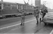 Wojskowy patrol kontroluje pojazdy na moście Poniatowskiego. Warszawa, 13.12.1981