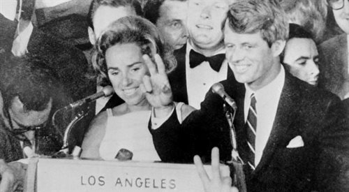 Senator Robert Kennedy z żoną Ethel pokazuje znak zwycięstwa do tłumu zgromadzonego w hotelu Ambassador w Los Angeles (5.06.1968 r.) foto: PAPPhotoshot