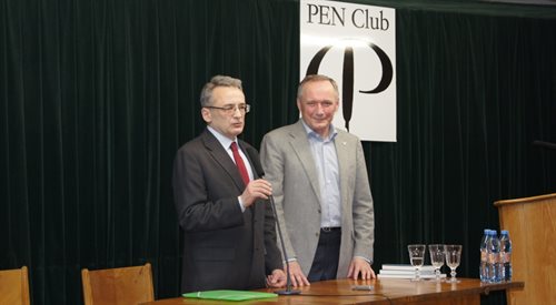 Poeta Uładzimir Niaklajeu i szef PEN Clubu Adam Pomorski na prezentacji polskiego tłumaczenia książki Automat z wodą gazowaną z syropem lub bez. Powieść mińska