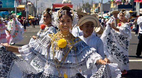 Tancerki podczas parady na ulicach Peru