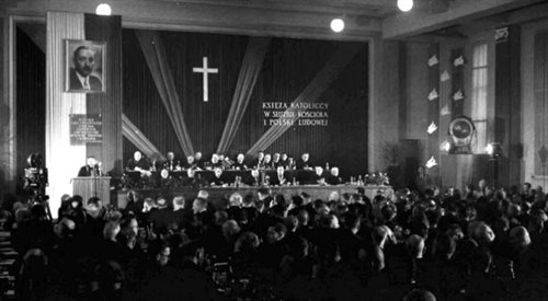 Obrady I Krajowego Zjazdu Delegatów Komisji Księży przy ZBoWiD (luty 1952 r., Warszawa) z udziałem 350 duchownych.