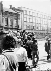 Ulica 1 Maja, godzina 13. Manifestanci zmierzają w kierunku budynku KW PZPR. Radom, 25 czerwca 1976