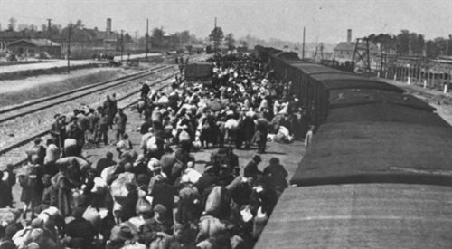 Rampa kolejowa przy obozie Auschwitz-Birkenau, gdzie wyładowano transport Żydów. Maj 1944