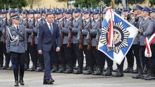 Prezydent Andrzej Duda i komendant główny policji nadinsp. Jarosław Szymczyk na centralnych obchodach święta policji