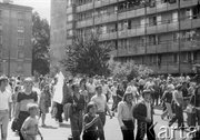 Ulica 1 Maja, godzina 12.20. Manifestanci idą w kierunku budynku KW PZPR. Radom, 25 czerwca 1976 