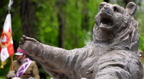 Pomnik niedźwiedzia Wojtka - kompana żołnierzy Armii Andersa w krakowskim parku Henryka Jordana