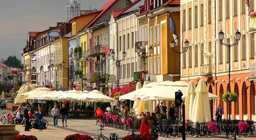 Fasady starówki w Białymstoku. Miasto zostało odbudowane po II wojnie światowej, tracąc jednak swój wcześniejszy - kilkuwiekowy - charakter