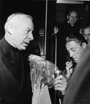 Prymas Polski Stefan kardynał Wyszyński udziela wywiadu Wacławowi Pomorskiemu (Wiedeń, 1957)