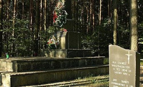 Pomnik ofiar rzezi wołyńskiej w Janowej Dolinie (Ukraina)