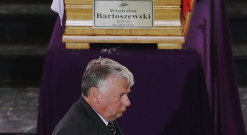 Marszałek Borusewicz podczas uroczystości pogrzebowych profesora Władysława Bartoszewskiego