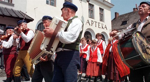 Festiwal Kapel i Śpiewaków Ludowych w Kazimierzu nad Wisłą to jedna z najważniejszych imprez folklorystycznych w Polsce. Odbywa się od 1966 roku, a jej celem jest popularyzacja, ochrona i dokumentacja autentycznego muzykowania i śpiewu ludowego