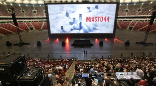 Widzowie przed uroczystym pokazem filmu Miasto 44 na Stadionie Narodowym w Warszawie